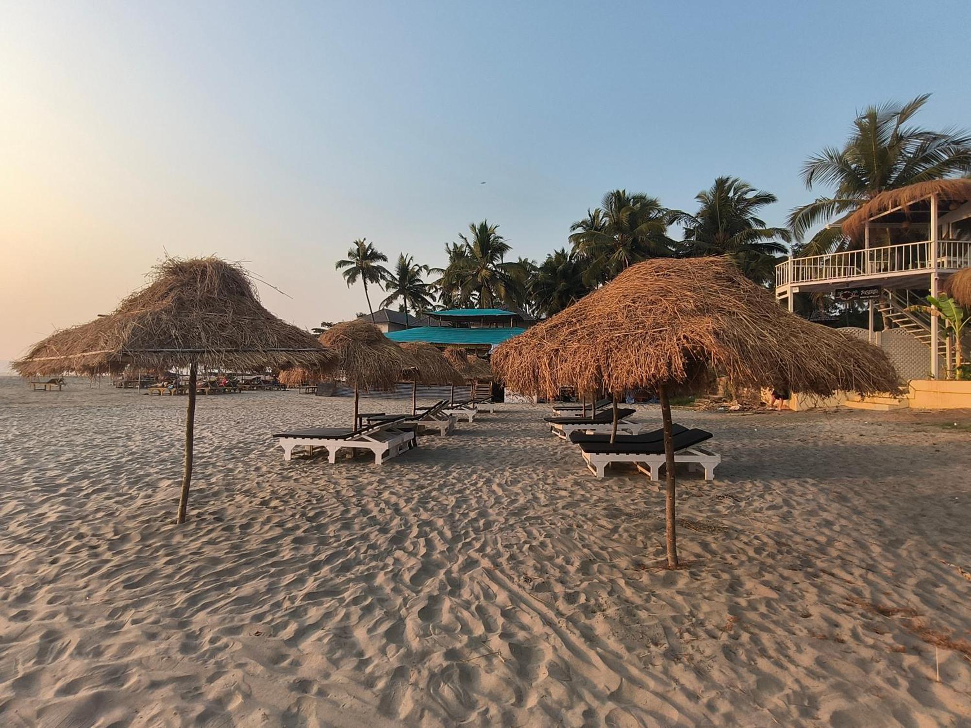 Aqua Beach Stays Ashwem Mandrem Exterior foto